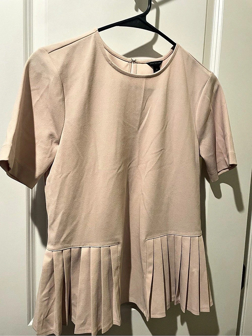 Ann Taylor Pleated Hem Blouse in Pink Size Extra Small Like New